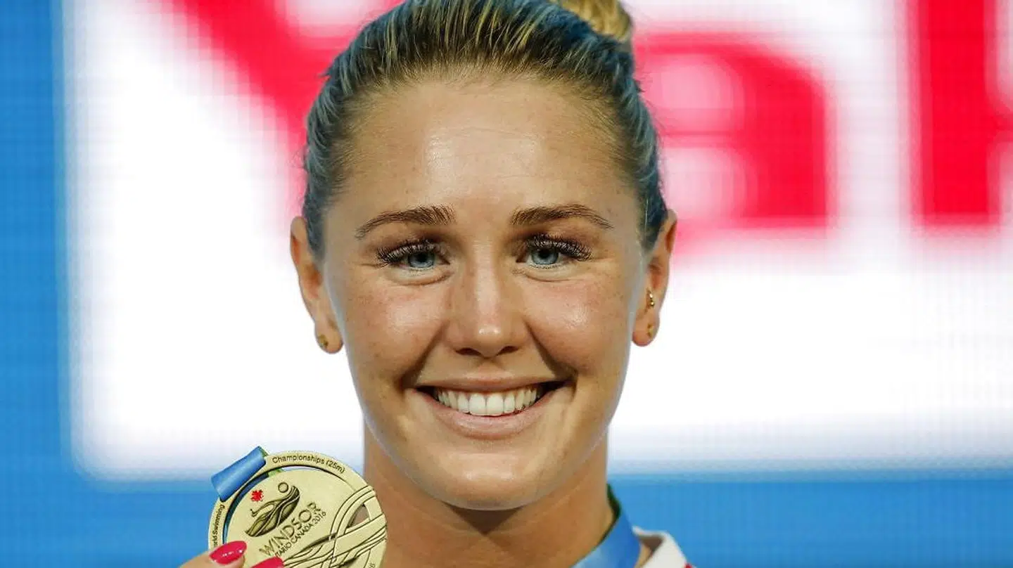 Jeanette Ottesen med den guldmedalje, hun vandt i 50 meter butterfly ved VM på kortbane i 2016.