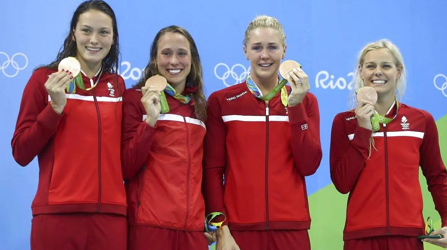 De danske svømmekvinder med deres bronzemedaljer i 4 x 100 meter medley ved OL i Rio i 2016.