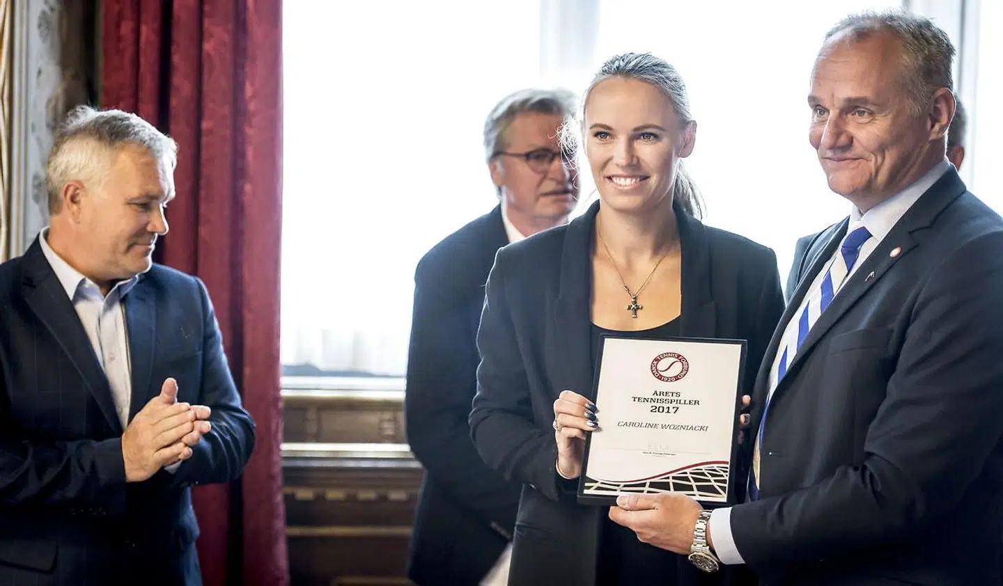 Dansk Tennis Forbunds formand Henrik Thorsøe Pedersen, til højre, overrakte i april 2018 på Københavns Rådhus prisen som 'Årets Tennisspiller 2017' til Caroline Wozniacki. På billedet ses endvidere hendes far og træner Piotr Wozniacki.