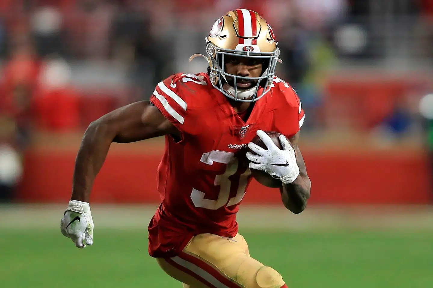 Raheem Mostert fra San Francisco 49ers er en af grundene til, at bookmakerne tror på mange point i Super Bowl.