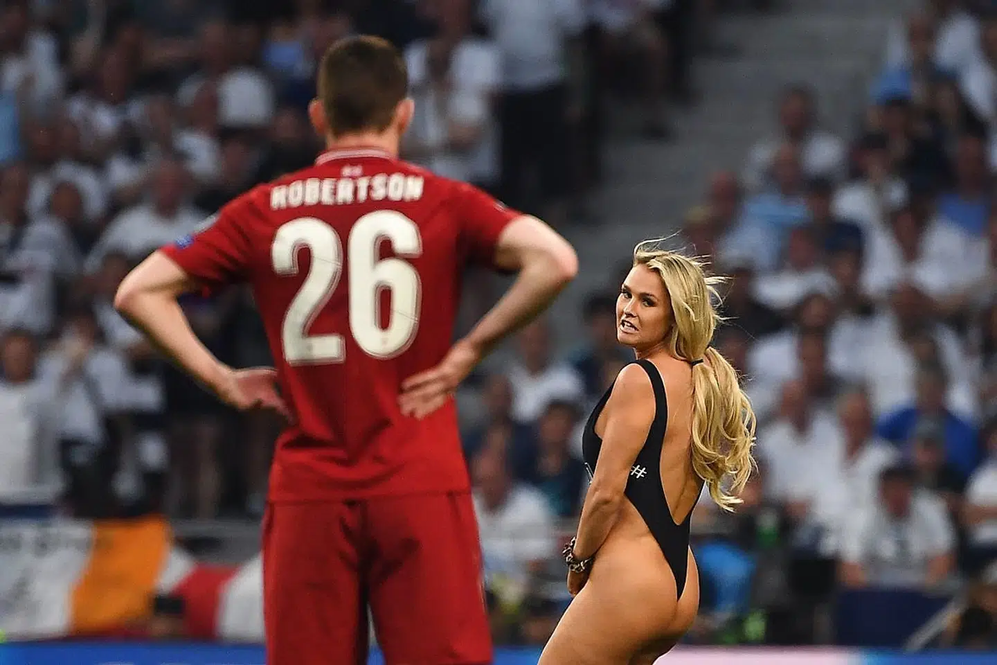 Kinsey Wolanski løber forbi Liverpools Andy Robertson ved Champions League-finalen i Madrid.