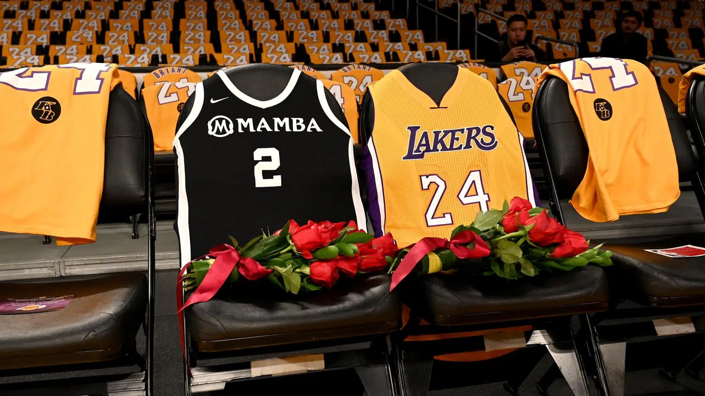 Tilskuerpladserne med roser symboliserer det nu afdøde basketball-ikon Kobe Bryant og hans datter Gianna Bryant sidste pladser ved en kamp i NBA-klubben Los Angeles Lakers. Usa Today Sports/Ritzau Scanpix