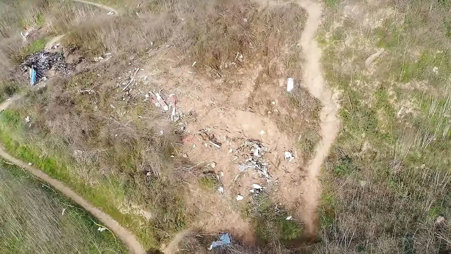 Et billede taget fra luften viser her helikoptervraget.