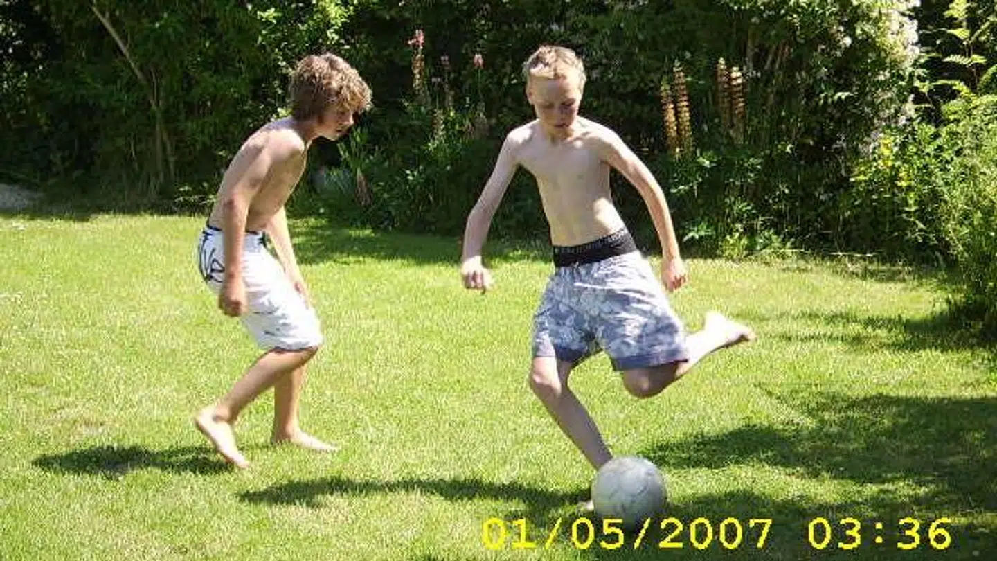 En ung Lukas Rossander og en ung Andrew Hjulsager spiller fodbold.