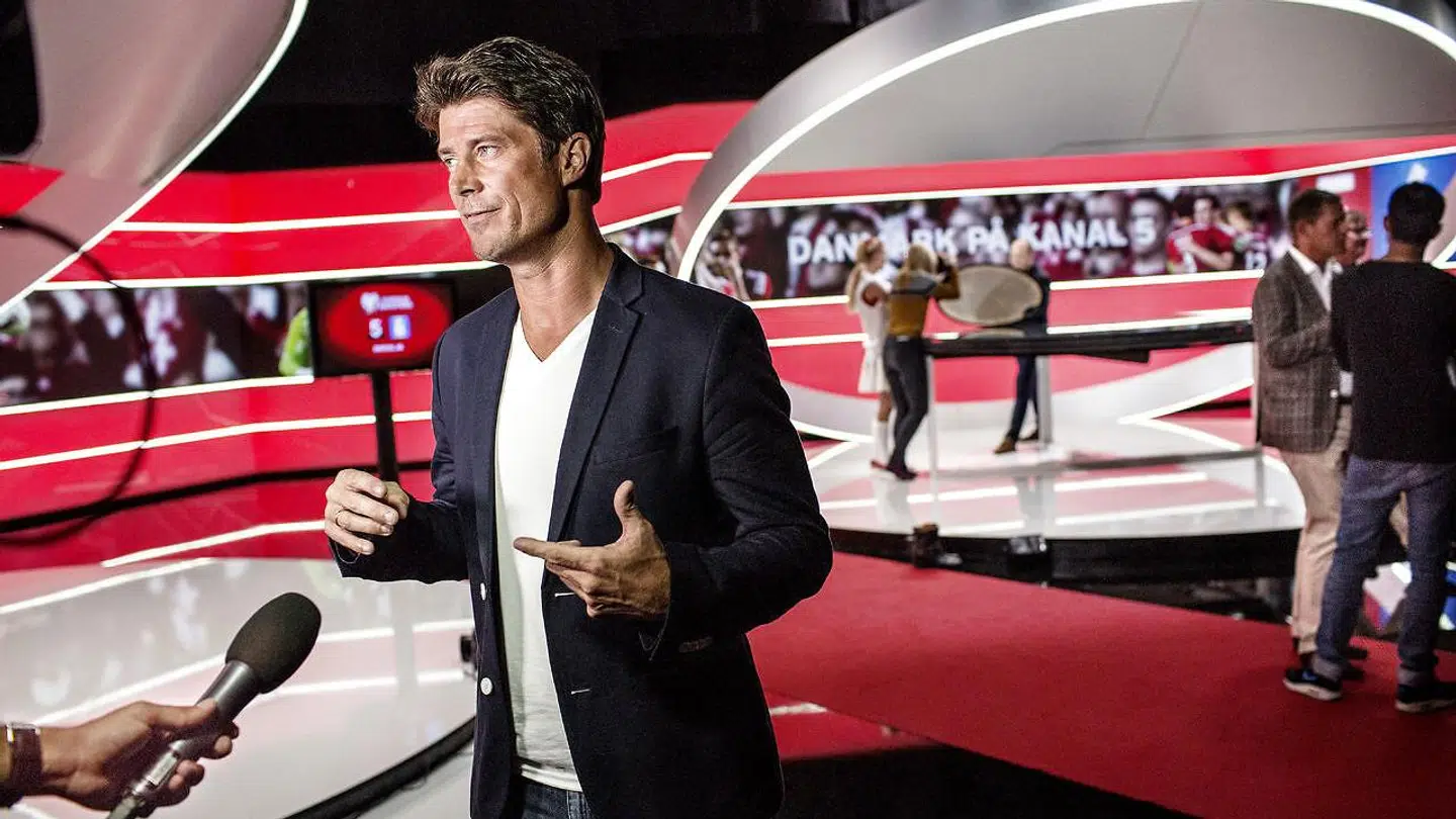 Brian Laudrup i Kanal 5's fodboldstudie, hvor han er hyret som fodboldekspert.