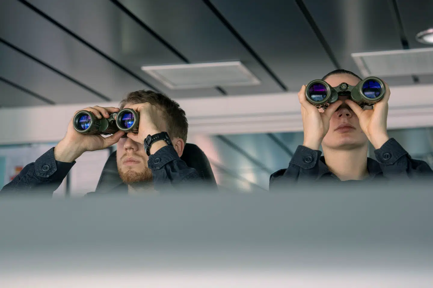 Besætningen på det norske kystvagtskib KV »Bergen« sejler fra Bergen og nordpå langs Norges kyst for at patruljere i området til vands.