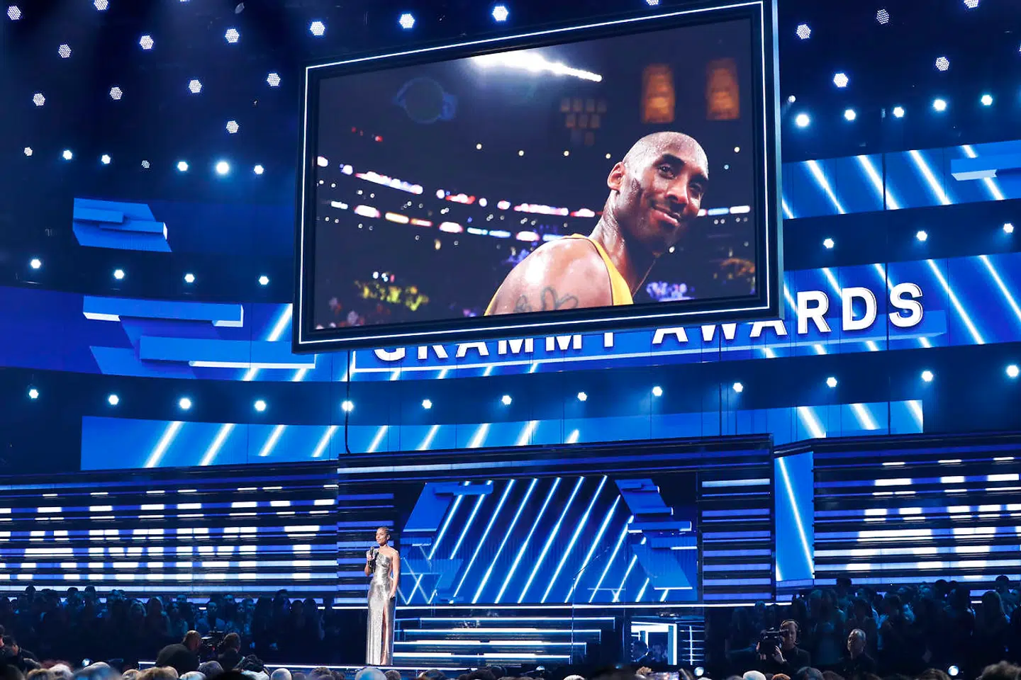Hele USA er i Chok: NBA-legenden Kobe Bryant hyldes ved Grammy Awards natten til mandag, dansk tid. På scenen ses sangerinden Alicia Keys.