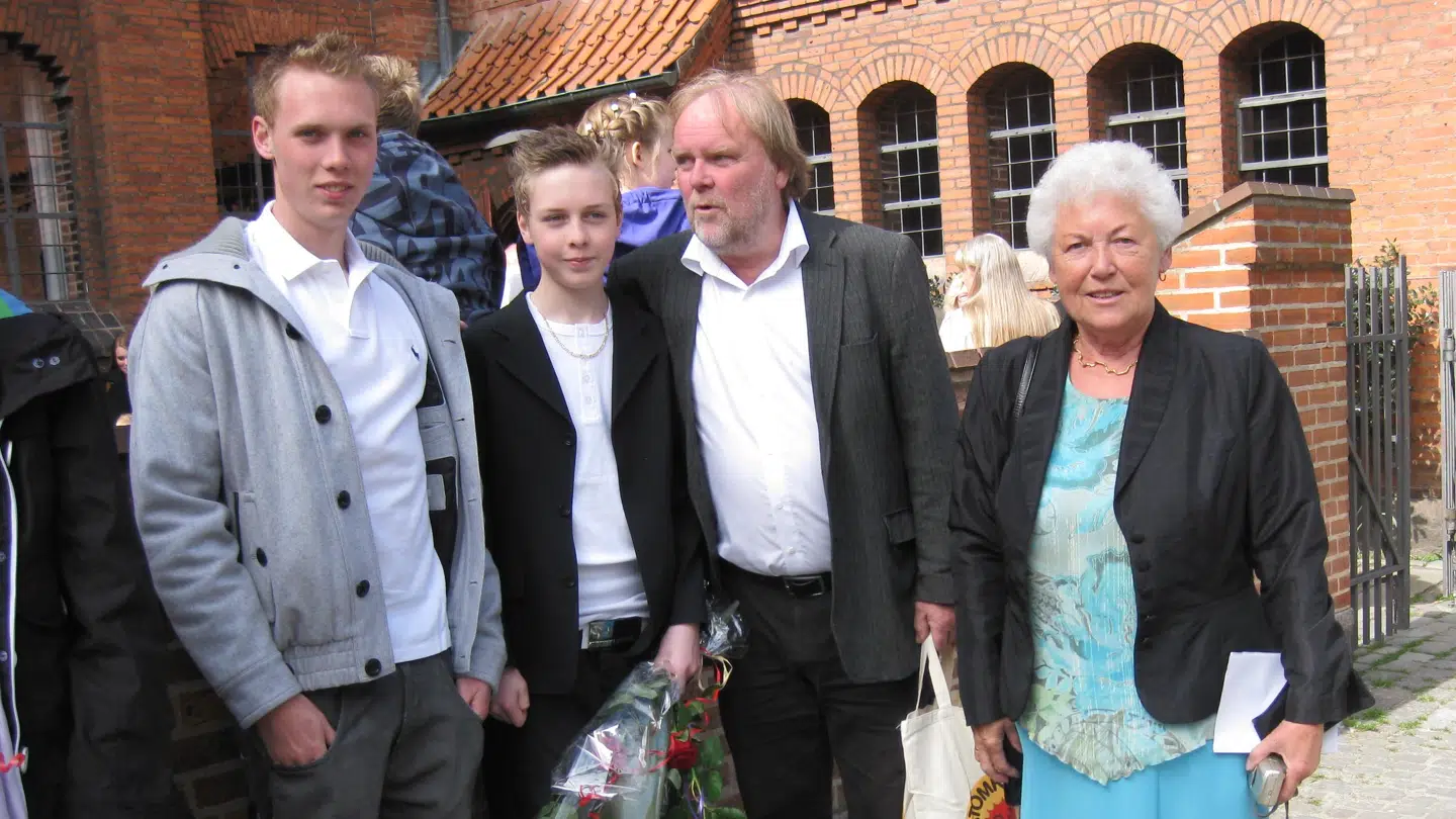 Til Lukas' konfirmation. På billeder er fra venstre mod højre: Bror, Lukas, far og mormor.