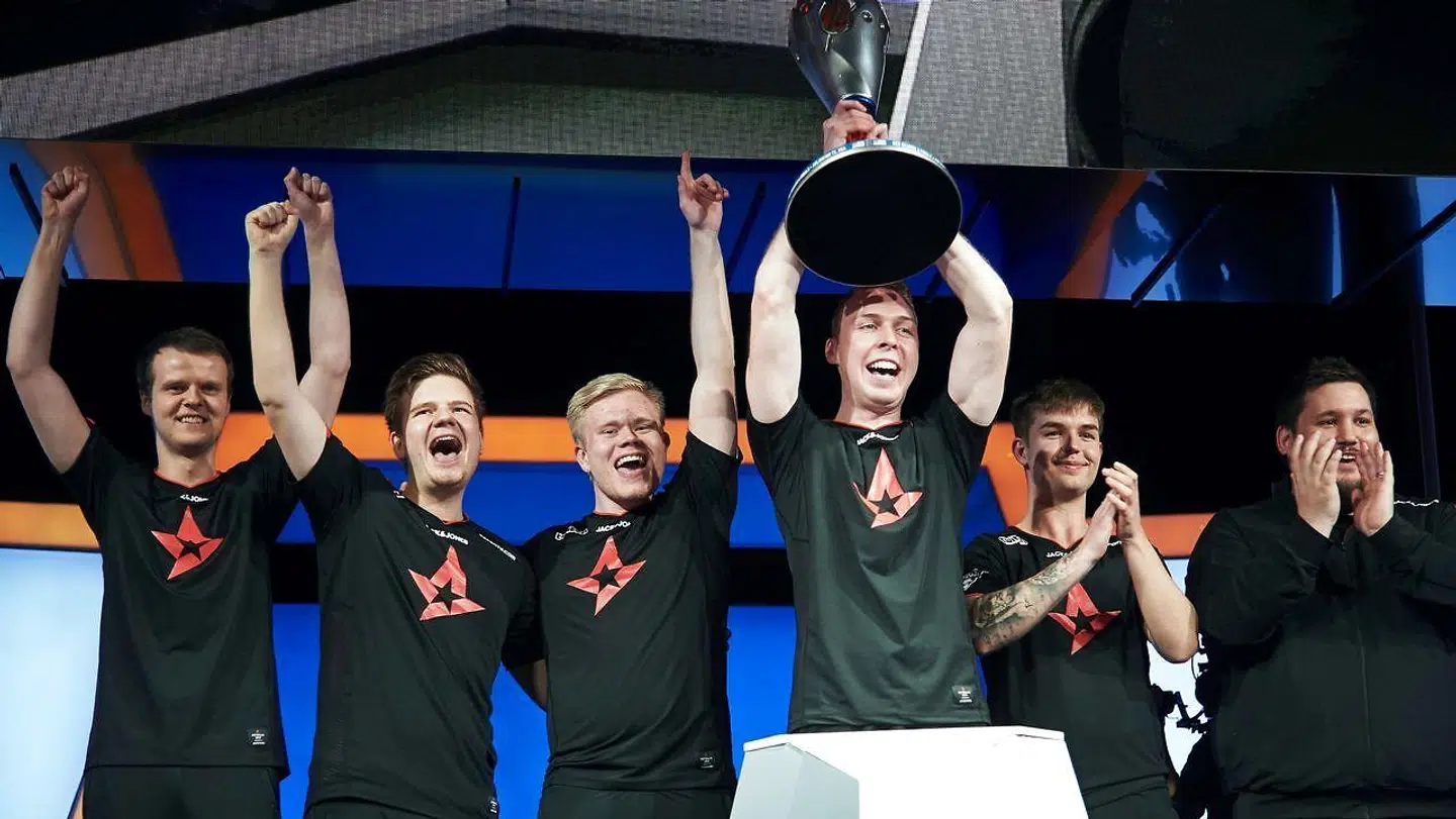 Lukas Rossander løfter et af de mange trofæer, som han har vundet igennem sin tid på Counter-Strike-holdet Astralis, der p.t. er verdens bedste hold.