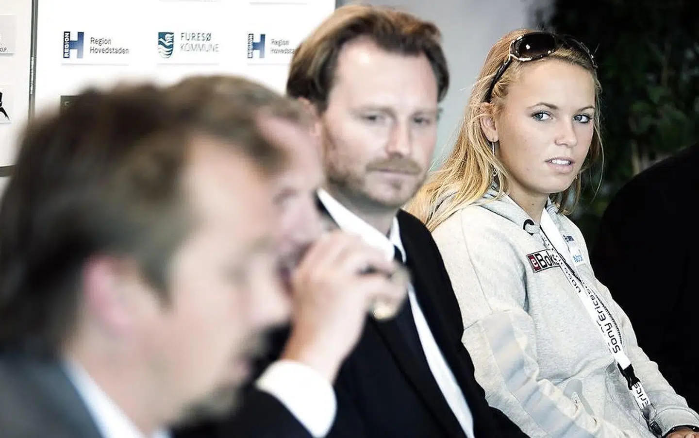 Mikkel Nissen, i midten, sammen med Caroline Wozniacki ved et pressemøde i Danmark.