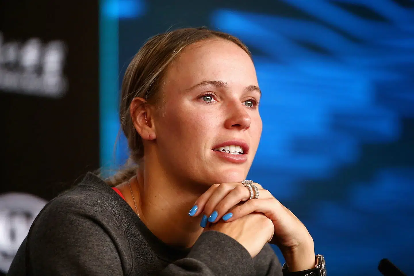Caroline Wozniacki mødte op til sin tenniskarrieres sidste pressemøde med røde, tårevædede øjne.