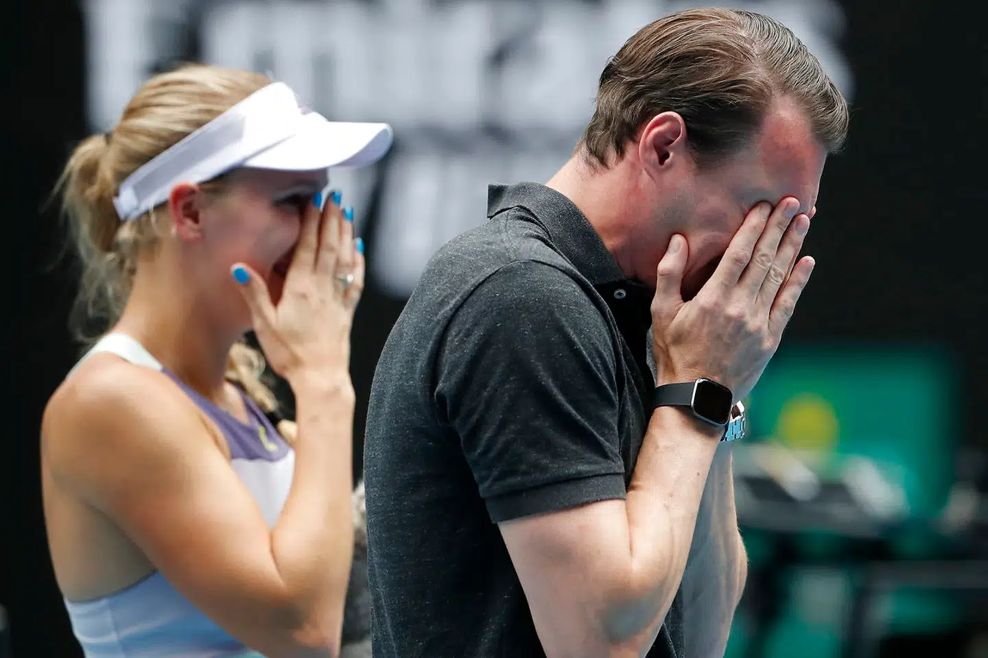 Caroline Wozniacki og broderen Patrik Wozniacki i et følsomt øjeblik i dag.
