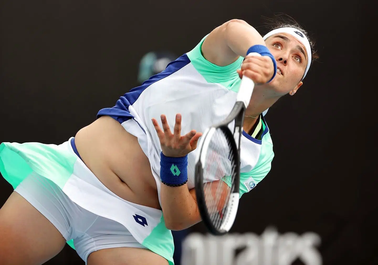 Ons Jabeur i aktion i sin andenrundekamp ved Australien Open mod Caroline Garcia.