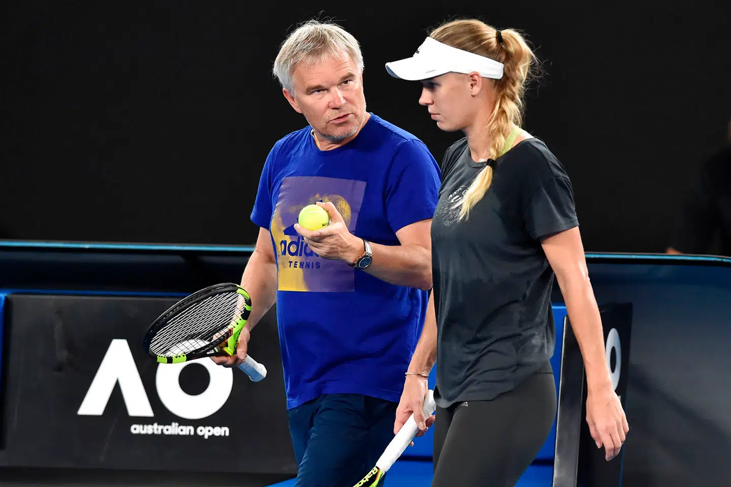 Piotr Wozniacki sammen med Caroline Wozniacki på træningsbanen i Melbourne Park under grandslam-tennisturneringen Australian Open.