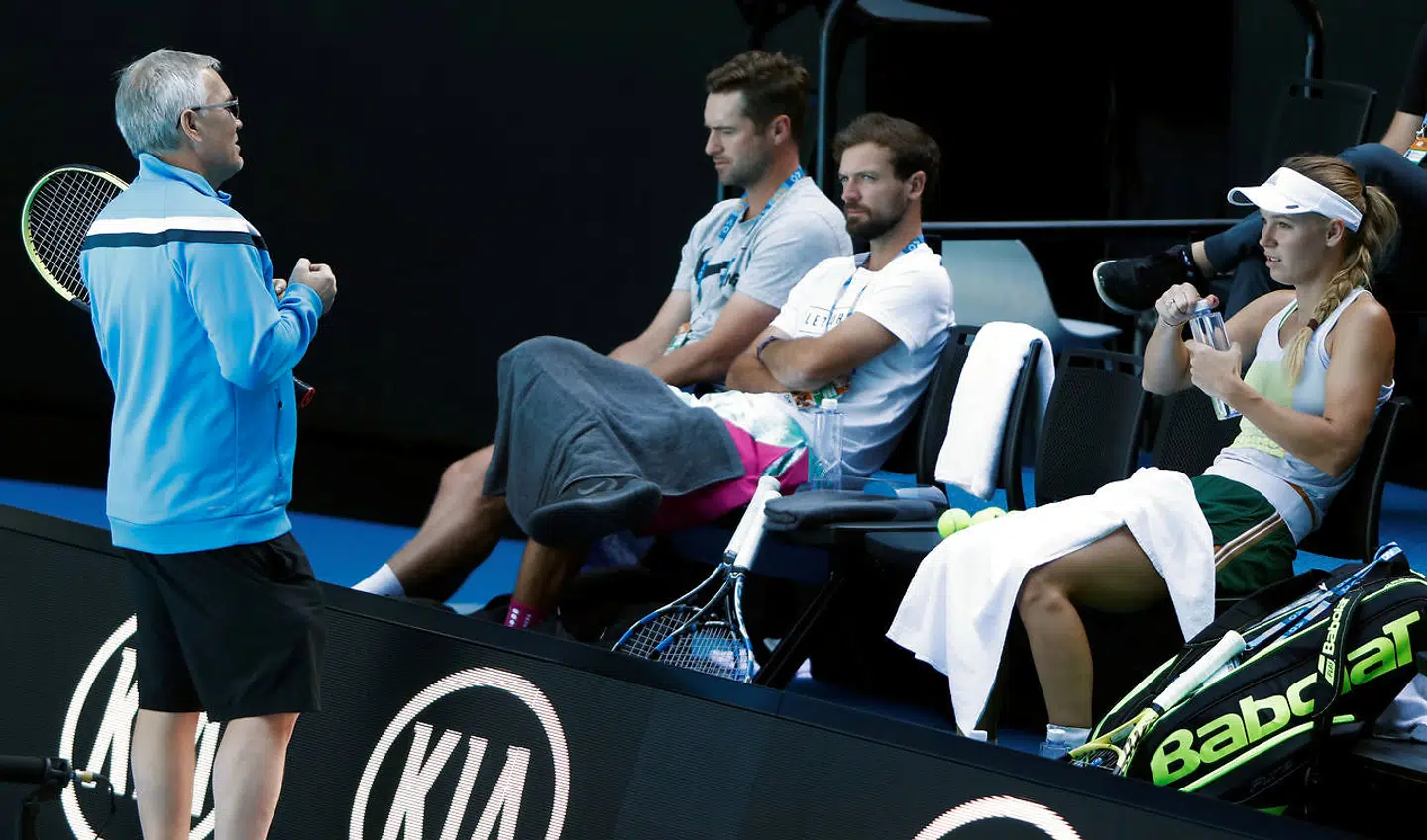 Piotr Wozniacki i samtale med Caroline Wozniacki under et træningspas i Melbourne.