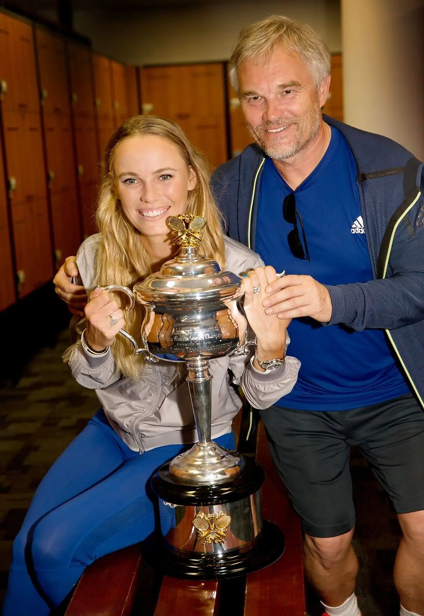 Caroline Wozniacki vandt i 2018 finalen ved Australian Open. Her ses hun sammen med sin far Piotr Wozniacki med sejrstrofæet.
