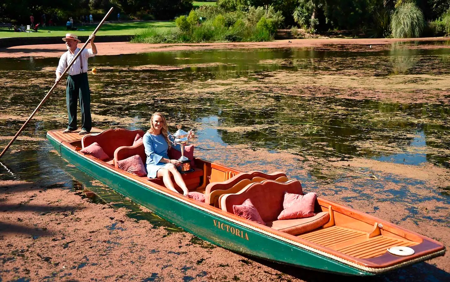 Dagen efter Caroline Wozniacki havde vundet damesinglefinalen ved Australian Open, blev hun sejlet rundt med sejrstrofæet i en sø i Melbournes botaniske have.