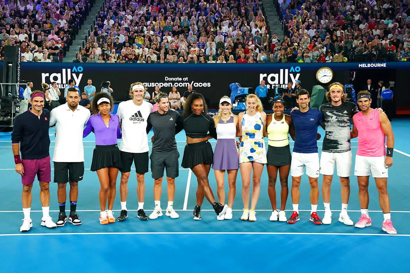 Der var mange stjerner tilstede ved Rally For Relief. Fra venstre til højre: Roger Federer, Nick Kyrgios, Naomi Osaka, Alexander Zverev, Dominic Thiem, Serena Williams, Caroline Wozniacki, Petra kvitova, Coco Gauff, Novak Djokovic, Stefanos Tsitsipas og Rafael Nadal.