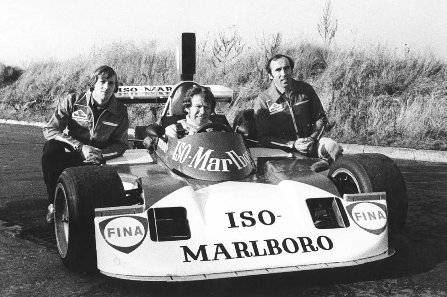 Tom Belsø (i bilen) og teamchef Frank Williams inden 1974-sæsonen. Til venstre bilens designer, Jim Clarke.