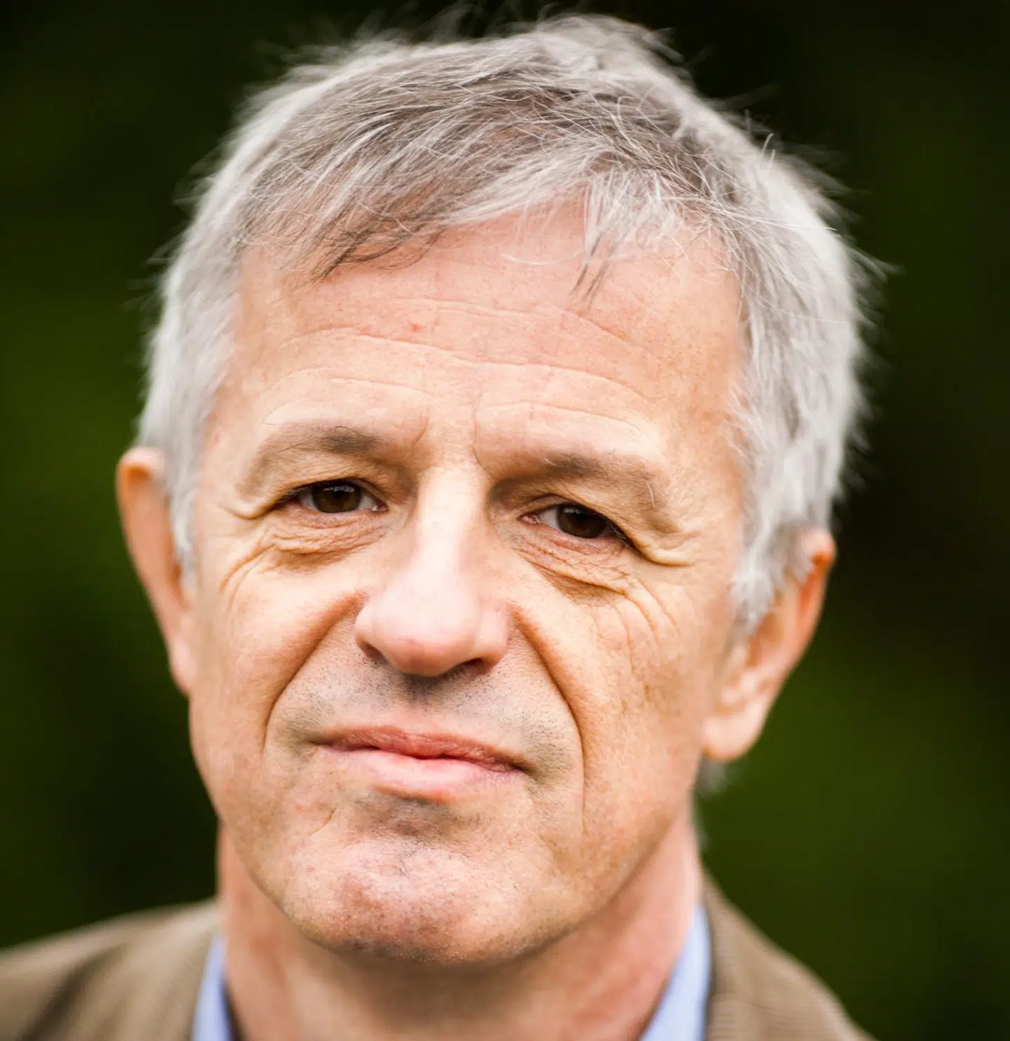 Bobby Zachariae er cand.psych., dr.med. og professor ved Psykologisk Institut ved Aarhus Universitet. Han har forsket i hypnose siden slutningen af 1980'erne.
