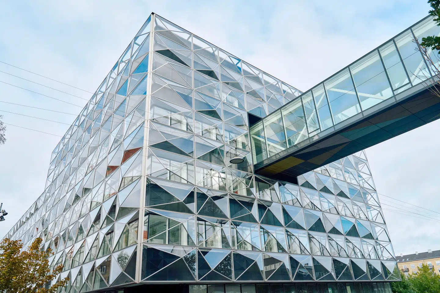 Niels Bohr-bygningens facade er en dobbeltfacade, der yderst er udformet som en serie rektangulære »prismer«. Prismernes fire mulige positioner er oversat til et firtalsystem, der skriver en række naturvidenskabelige formler.