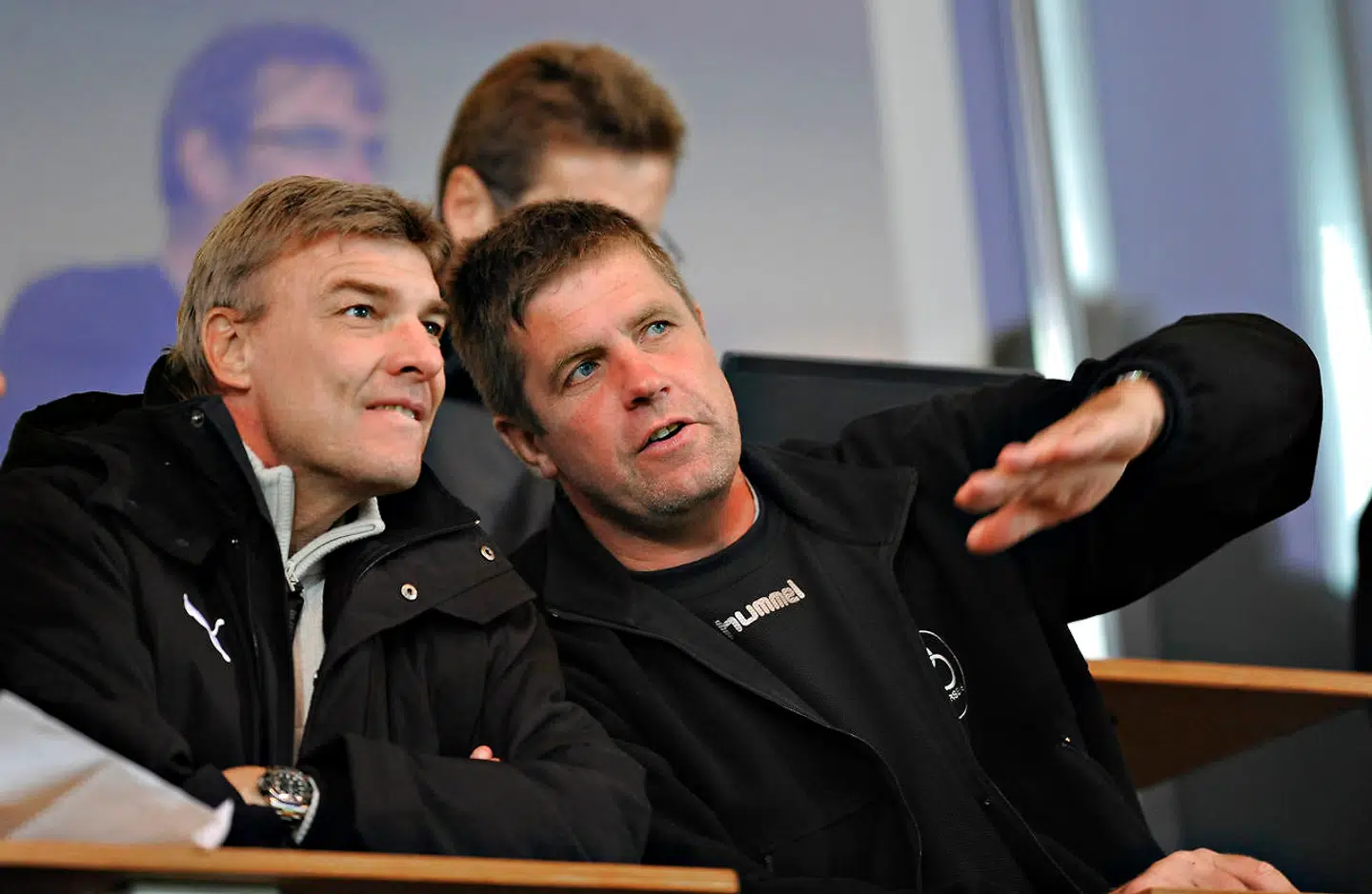 Lars Olsen, træner for OB (tv) og Kent Nielsen, træner for Horsens får en snak under SAS Ligakampen mellem Vejle - FC København mandag d. 6 oktober 2008 i Vejle.