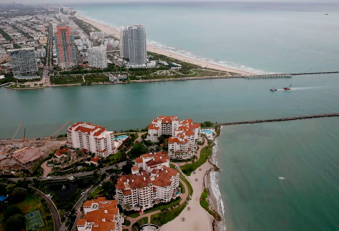 Fisher Island (nederst) ligger lige ude for Miami (øverst).