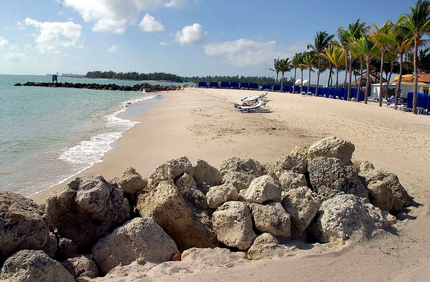 Der er lækker strand på Fisher Island.