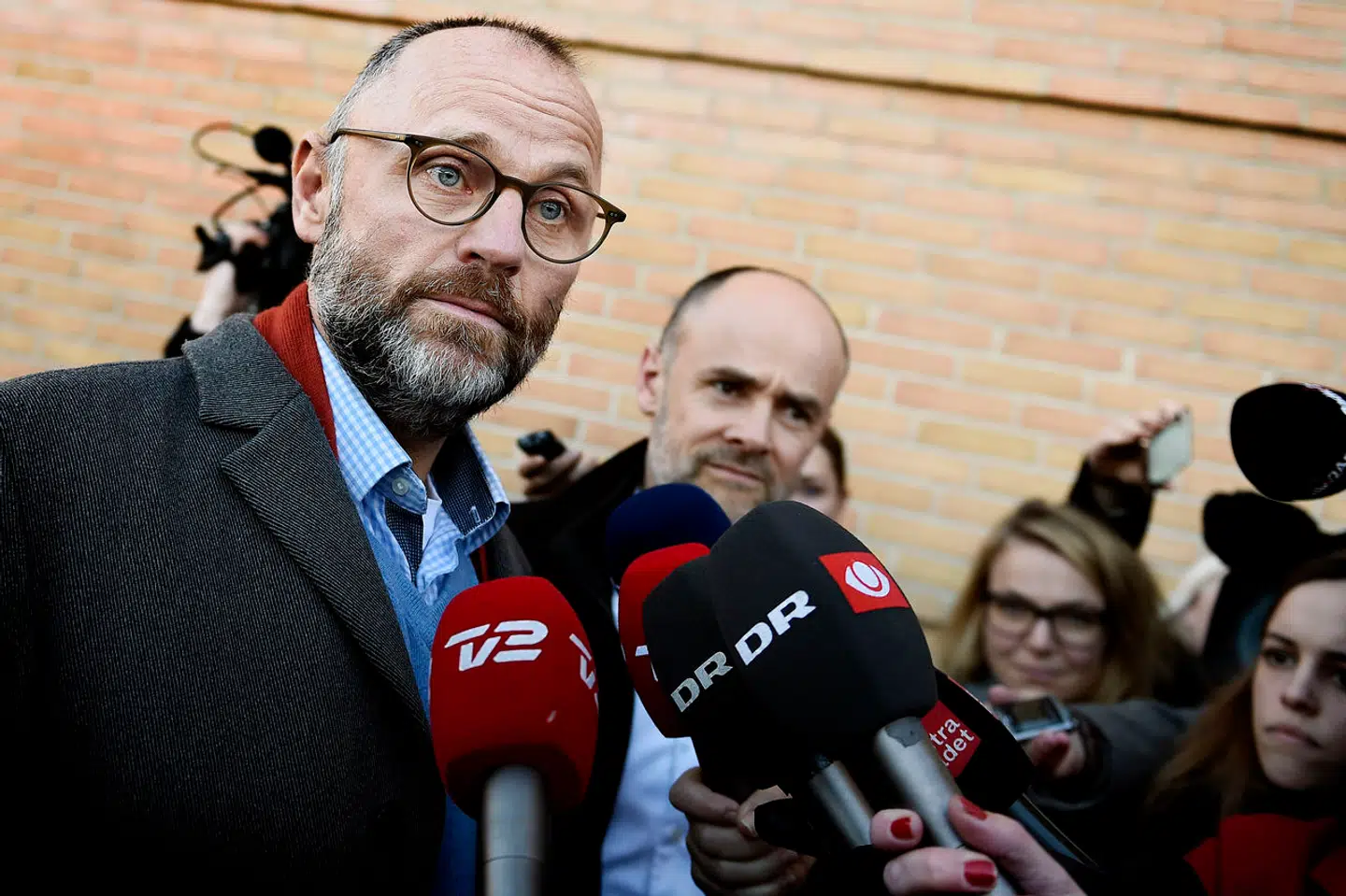 Henrik Qvortrup efter dommen i Se & Hør-sagen ved Glostrup Ret. Her endte den tidligere chefredaktør med at få fodlænke på for uretmæssigt at have fået adgang til kendte menneskers private oplysninger gennem den såkaldte tys-tys-kilde.