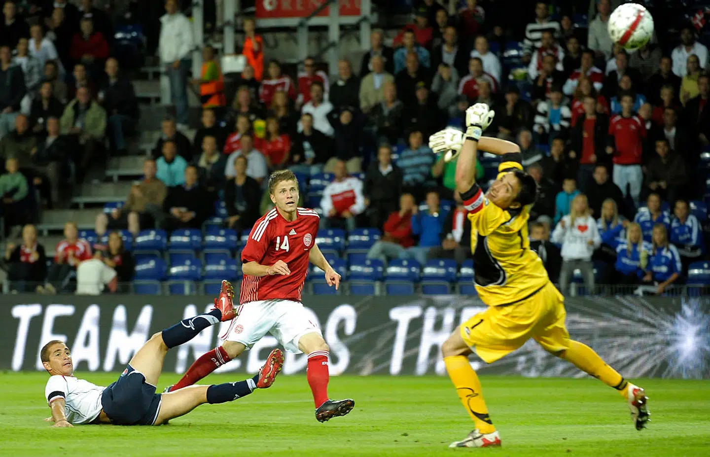 Lasse Schöne debuterede på det mandlige danske fodboldlandshold 12. august 2009 i en venskabskamp mod Chile på Brøndby Stadion. Danmark tabte 1-2. På billedet scorer Lasse Schöne det udlignende mål til 1-1.