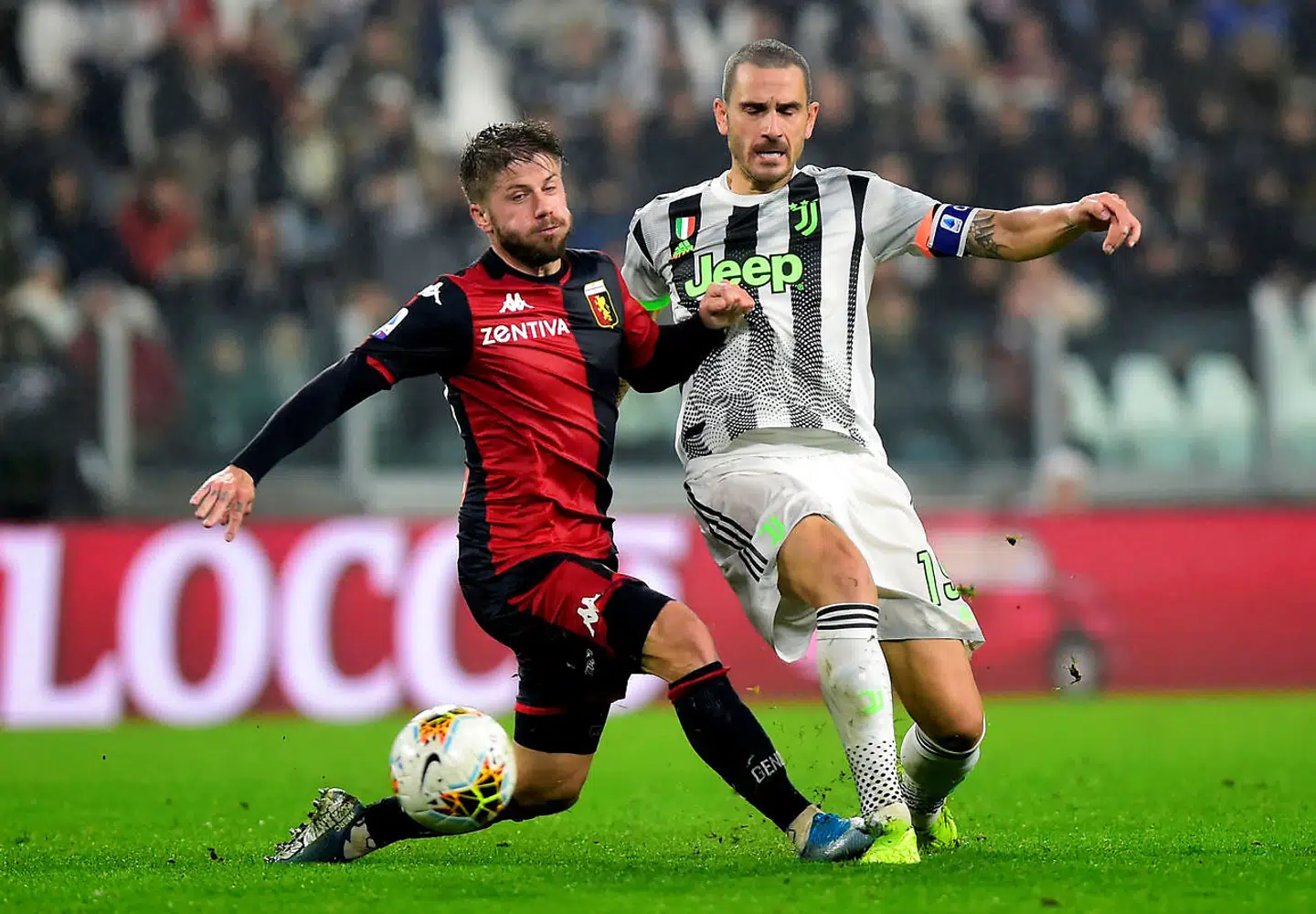 30. oktober var Lasse Schöne sammen med holdkammeraterne fra Genoa CFC i Torino for at møde Juventus på Allianz Stadium. Her ses den danske landsholdsspiller i duel med Leonardo Bonucci.