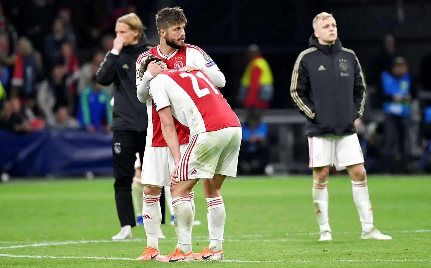 Lasse Schöne trøster holdkammeraten Frenkie de Jong efter Ajax Amsterdam havde tabt det andet Champions League-semifinaleopgør mod Tottenham 8. maj 2019.