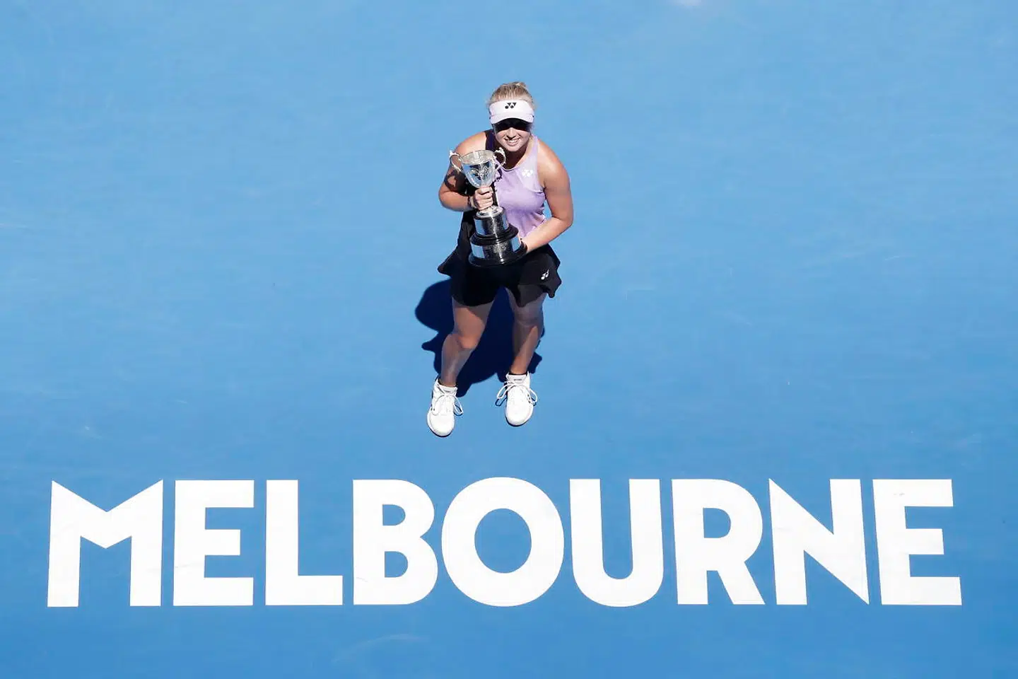 Clara Tauson fejrer finalesejren i pigesinglerækken ved Australian Open over canadieren Leylah Annie Fernandez.