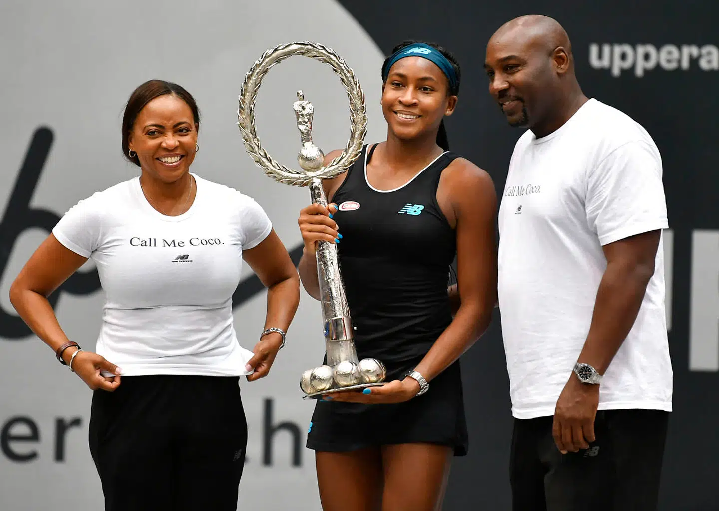 Cori Gauff, midten, poserer sammen med forældrene Gorey og Candy ved præmieoverrækkelsen efter finalen ved WTA-Upper Austria Ladies i Linz mod Jelena Ostapenko.