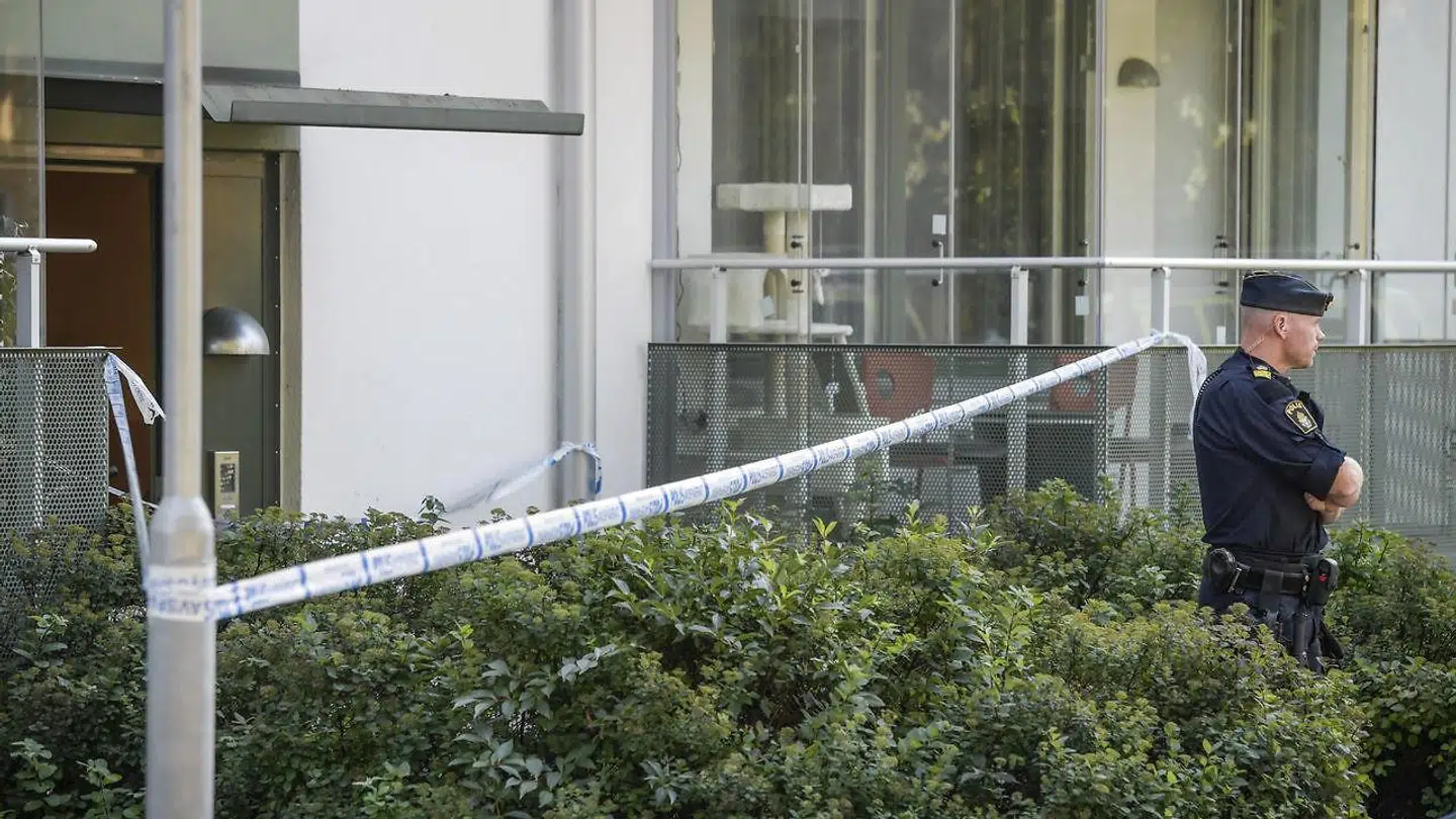 Politiet har afspærret boligen, hvor den 18-årige kvinde blev skudt natten til onsdag.