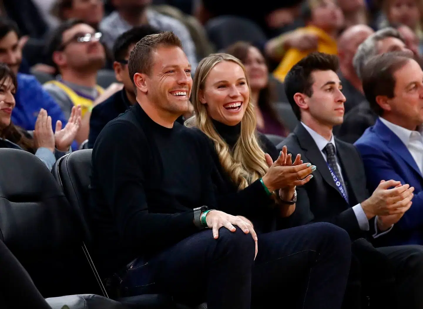 Sammen med sin mand David Lee var Caroline Wozniacki fredag aften til basketballkamp i San Francisco mellem Golden State Warriors og San Antonia Spurs.
