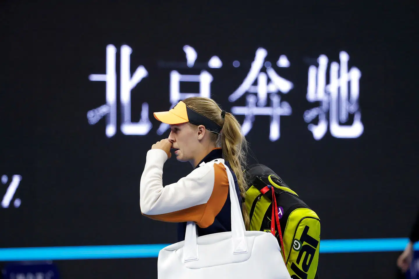 Caroline Wozniacki tabte semifinalen ved sidste uges China Open til japaneren Naomi Osaka. Her ses hun på vej væk fra banen efter den kamp.