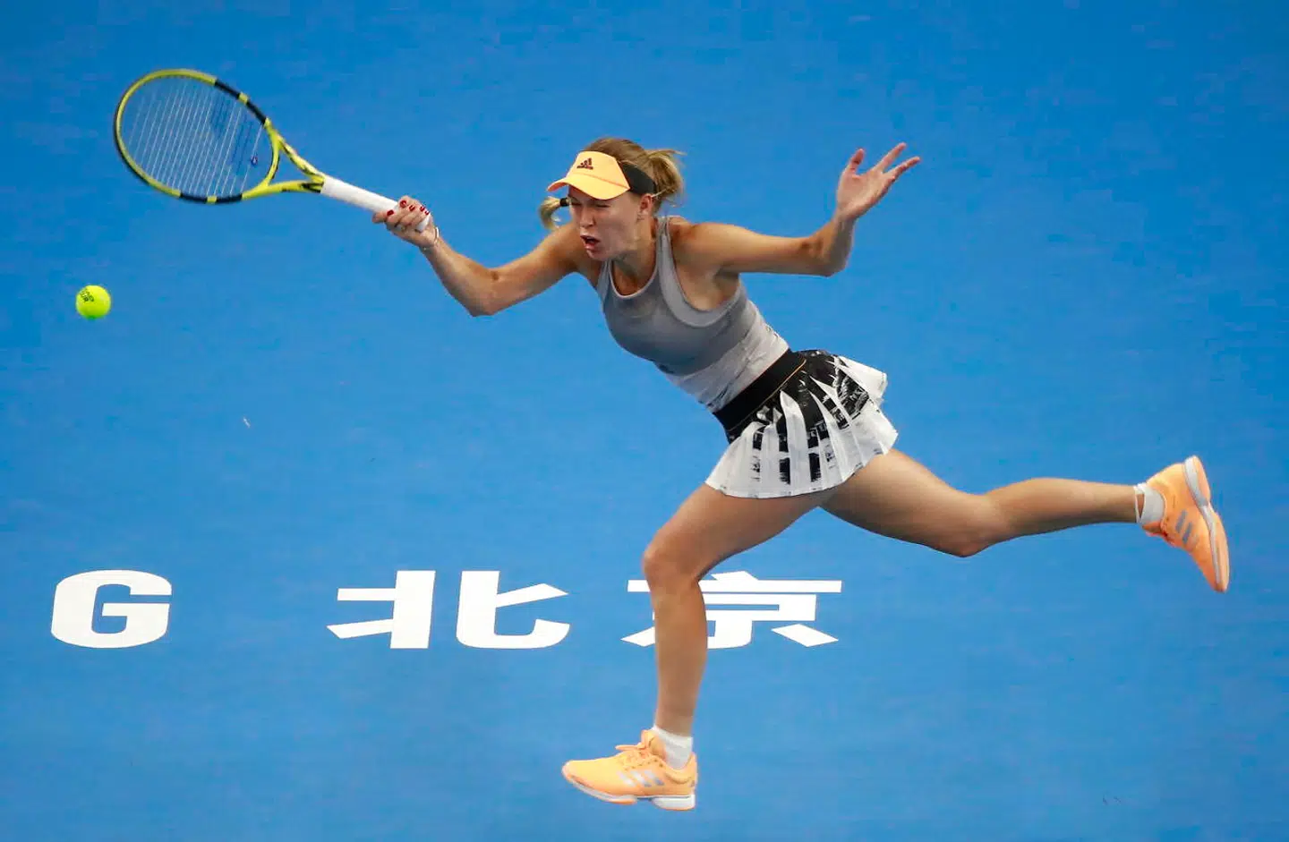 Caroline Wozniacki i aktion på tennisbanen ved sidste uges China Open.
