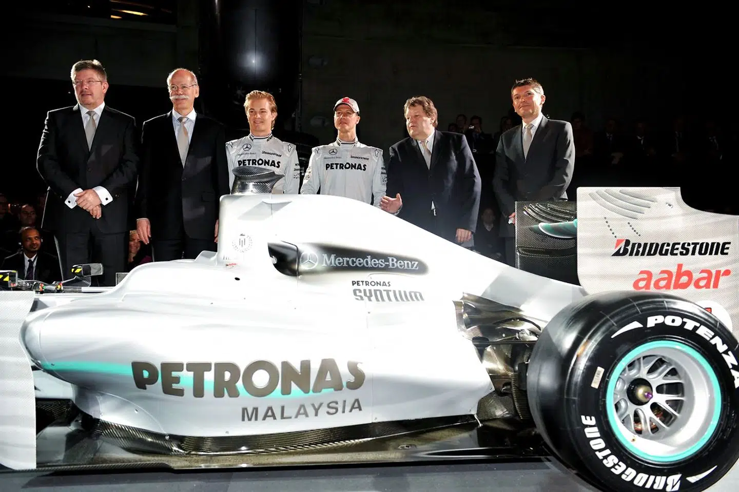Michael Schumacher (nummer tre fra højre) og Nick Fry (yderst til højre) i Mercedes-tiden.