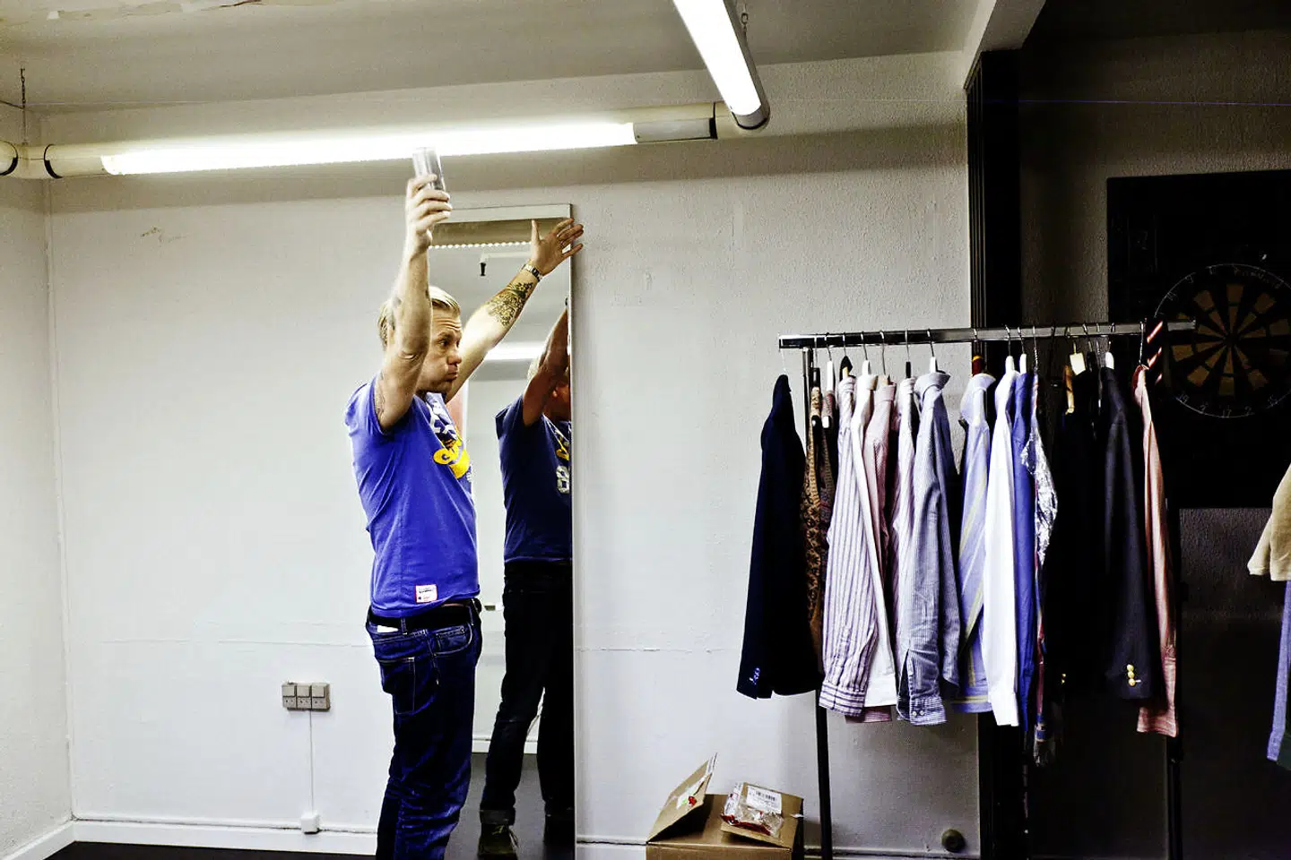 Casper Christensen alene i omklædningsrummet, før han går på scenen