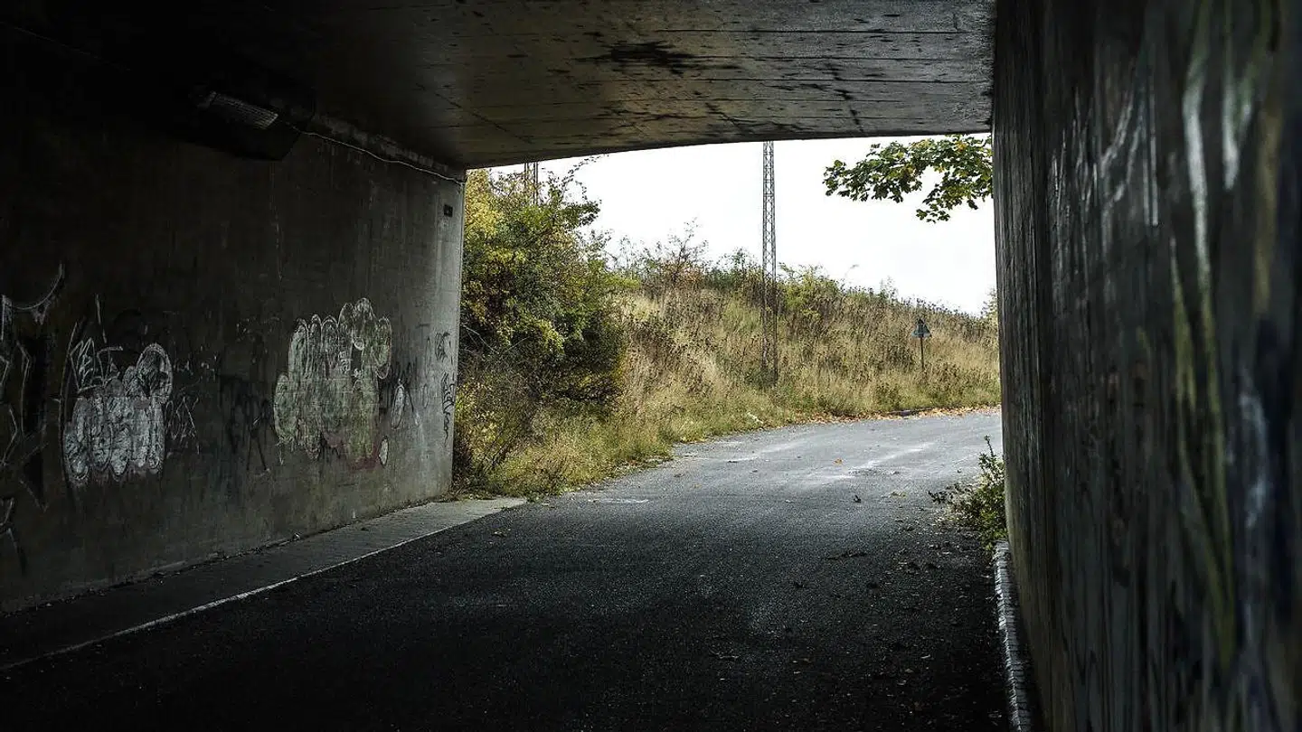 Motorvejstunnellen, som man går igennem, hvis man fortsætter ligeud efter Kodakstien. Plejehjemmet Solbakken – med overvågning pegende ud mod vejen 0 ligger på højre side lige efter tunnellen.