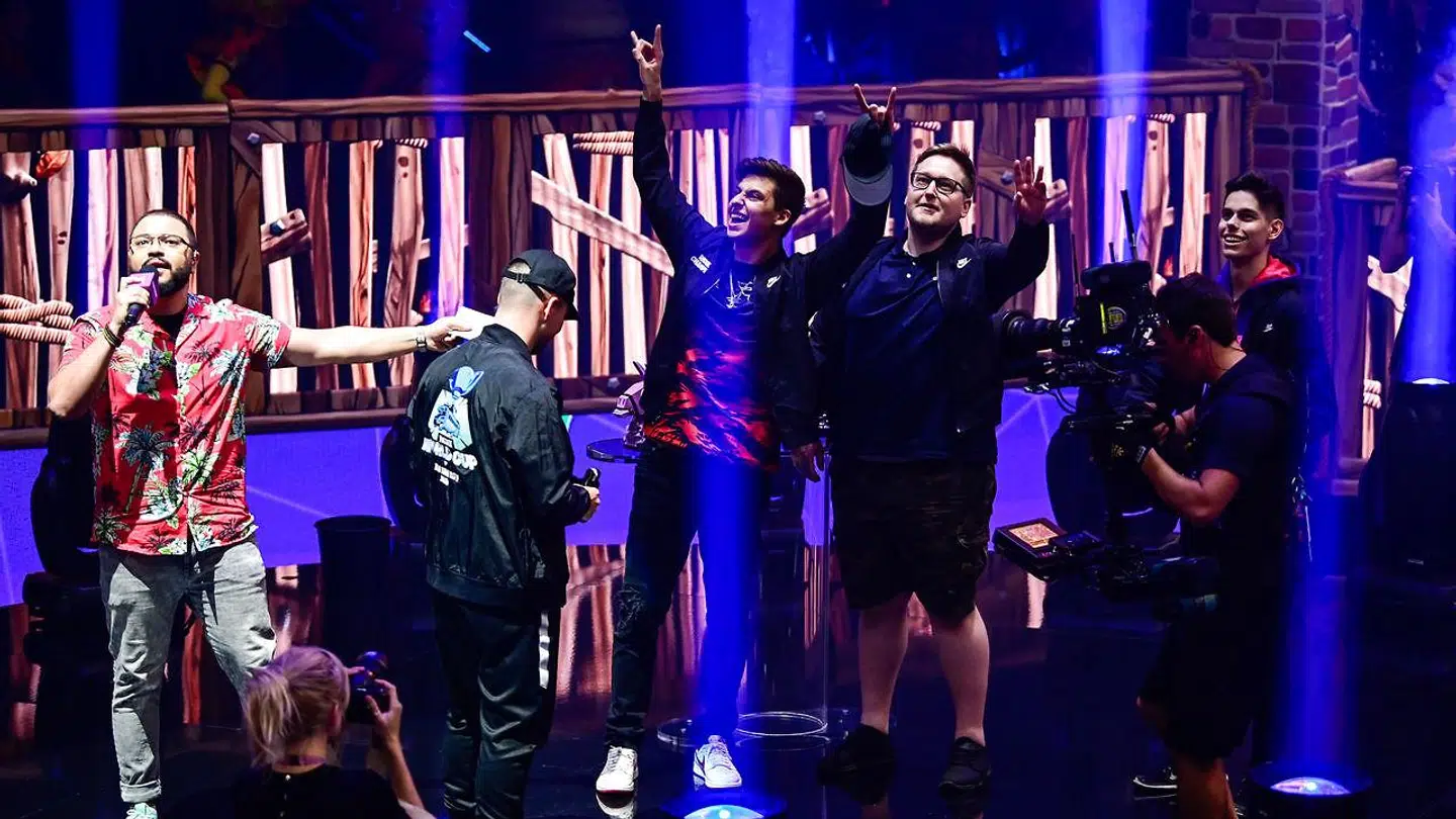 FISH FAM bliver hyldet for den store sejr.