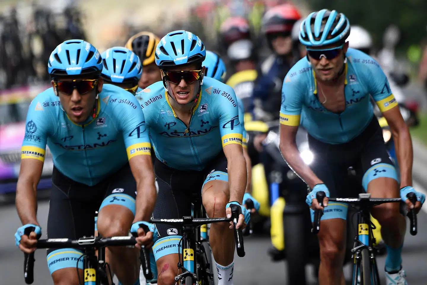 Astana og Jakob Fuglsangs Tour de France har været en lang nedtur hidtil. Det hele startede, da Astana-kaptajnen styrtede og kørte blødende i mål på første etape.