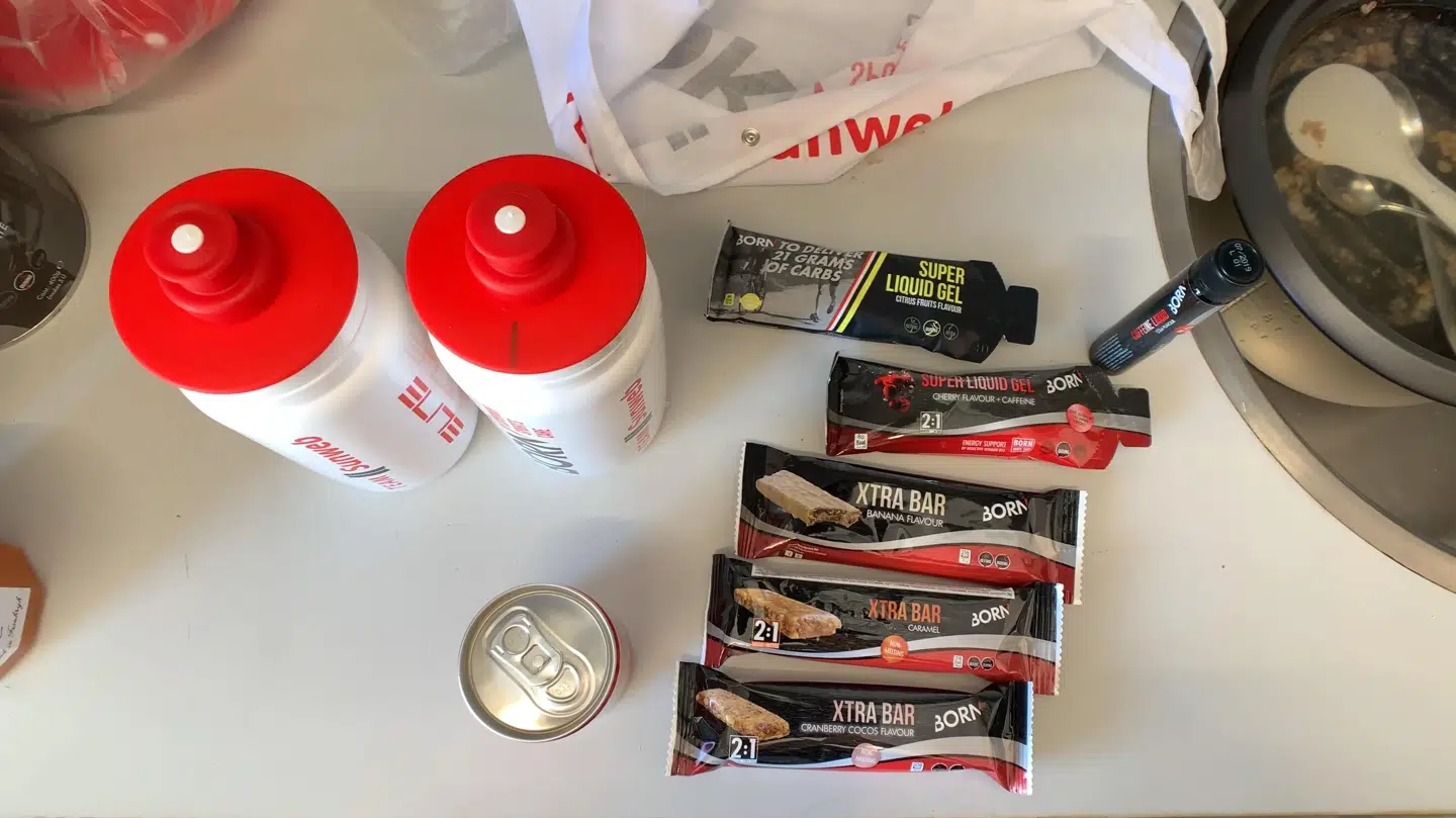 Muleposerne indeholder blandt andet vandflasker med energidrik, koffeinshots, og energibarer, som er noget af det, rytterne indtager i løbet af en etape.