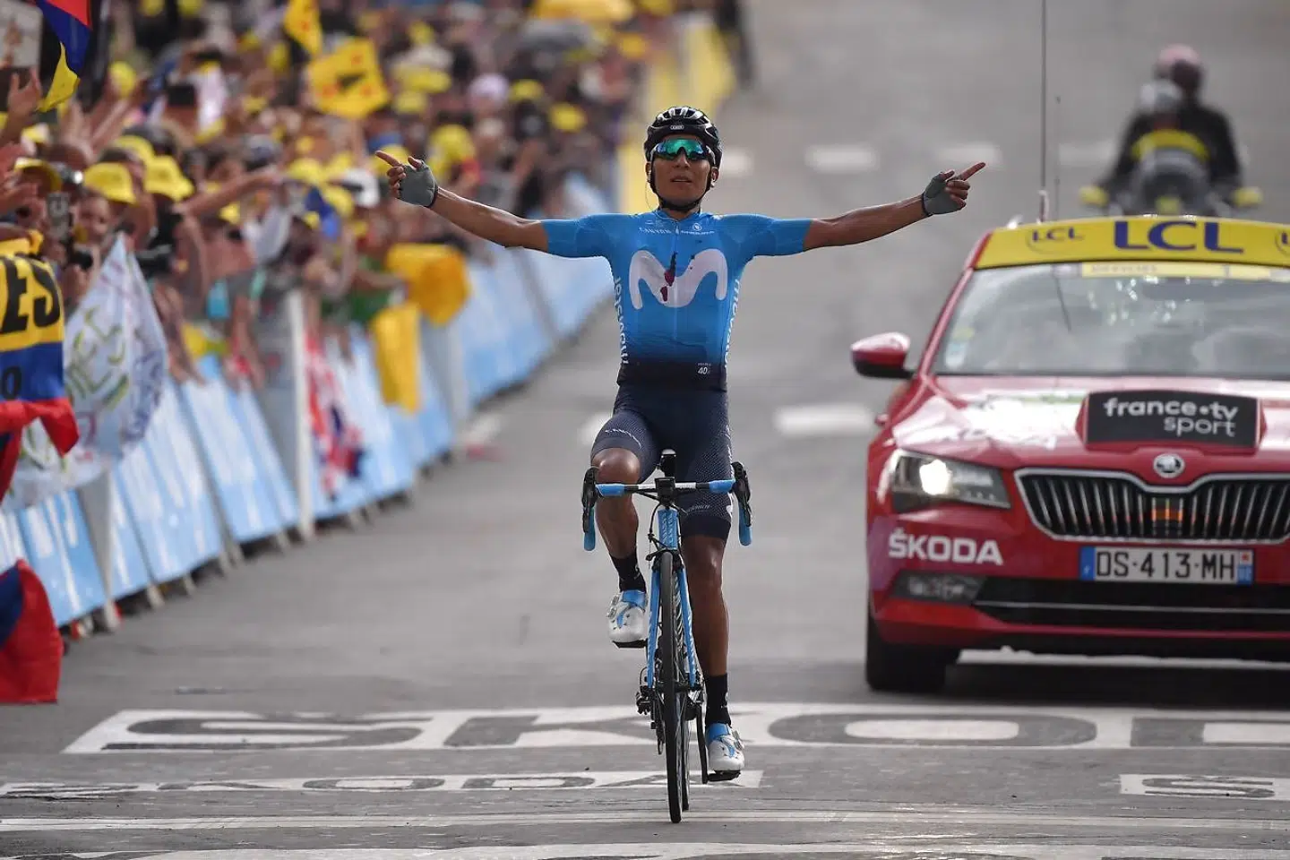 Nairo Quintana fejrer sin etapesejr på 18. etape af Tour de France den 25. juli 2019.