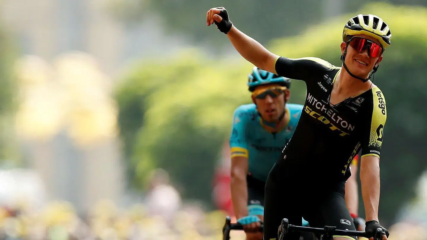 Christopher Juul Jensen fejrer holdets sejr med en arm i vejret, da han krydser målstregen i Gap.