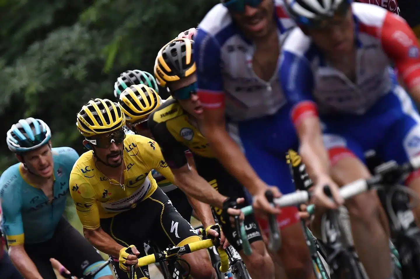 Der er ikke fedt at spore på cykelrytternes kroppe.