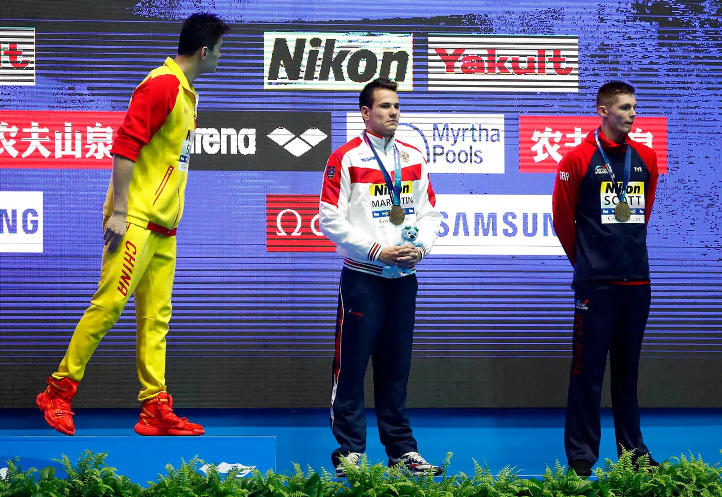 Sun Yang råber efter Duncan Scott (th.)