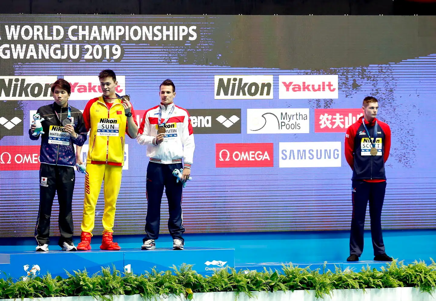 Sun Yang får taget billeder med japanske Katsuhiro Matsutomo (tv) og Martin Malyutin (anden fra højre), der vandt bronze i samme til som Duncan Scott.