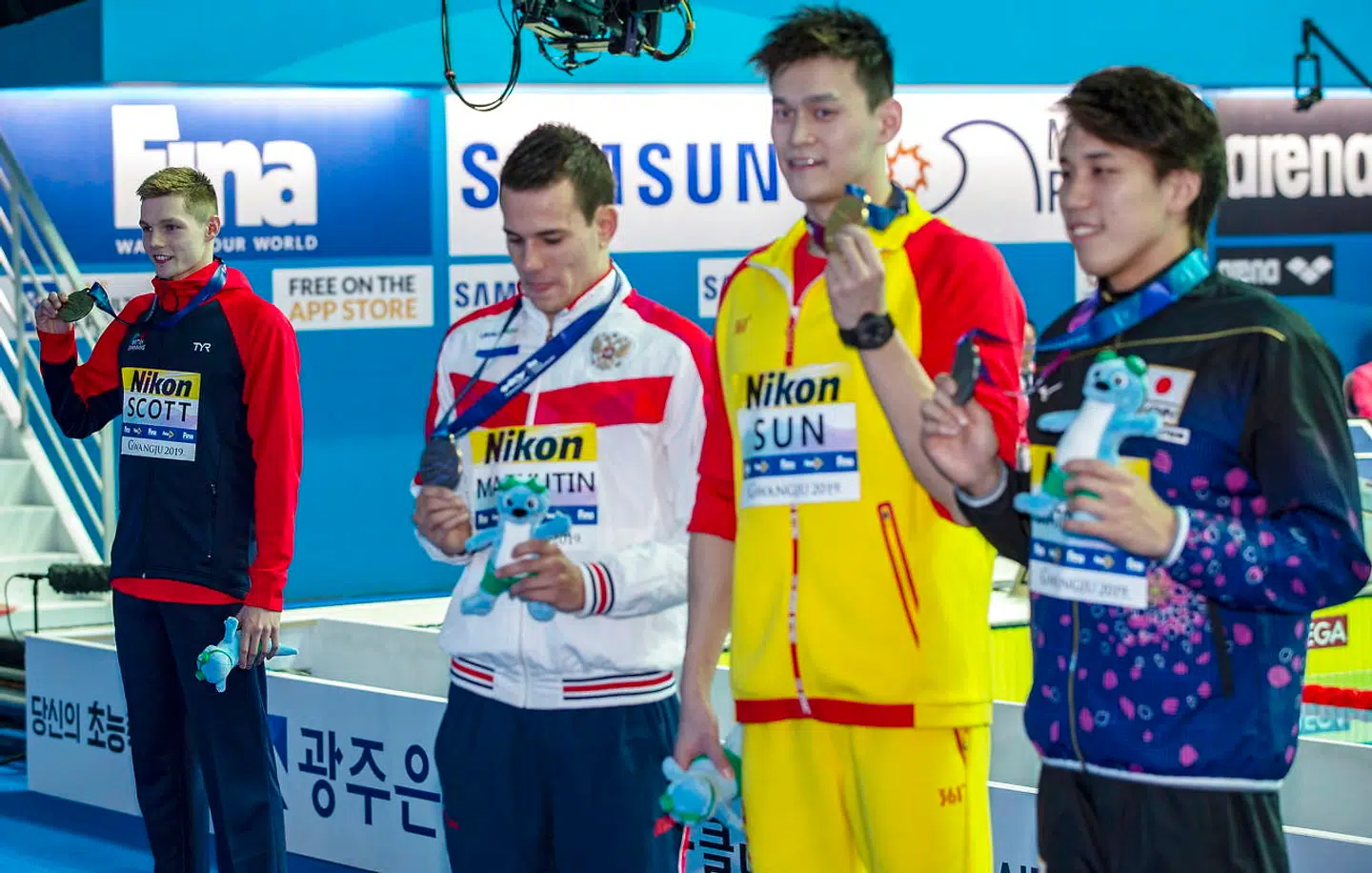 Duncan Scott gik i baggrunden med sin bronzemedalje.